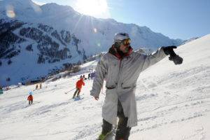 Skifahren mit Knieprothese und Teilschlitten